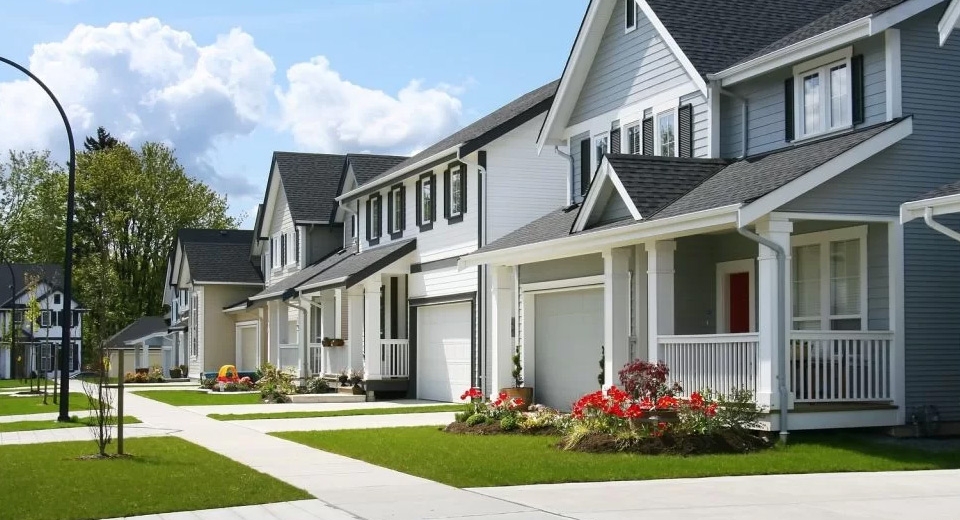 The exterior of a row of houses in a neighborhood